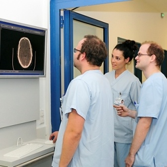 An speziellen Monitoren im Flur der modernisierten Station können...
