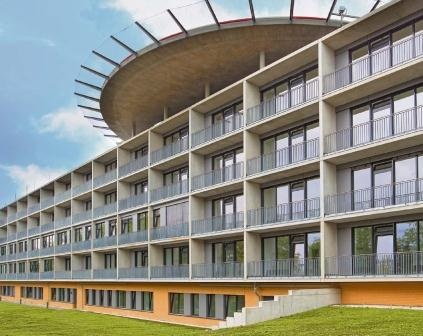 Blick auf die Westfassade des Neubaus, auf dessen Dach eine...