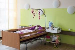 Bett im Behandlungszimmer