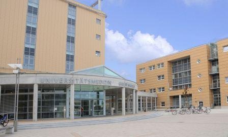 Der Haupteingang der Unimedizin Greifswald. Direkt darüber befindet sich das...