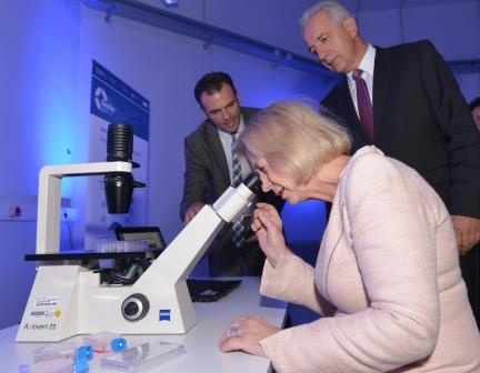 OncoRay-Wissenschaftler Prof. Nils Cordes (links) erklärt...