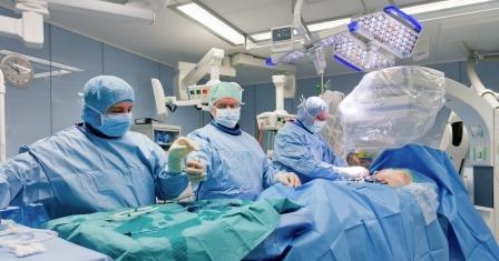 In den neuen und top-modernen OP-Sälen führen interdisziplinären Teams...