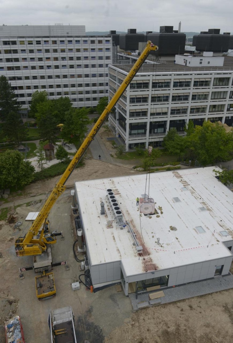 MRT-Neubau: Anlieferung des Forschungs-MRT über die Dachluke (Foto: umg)