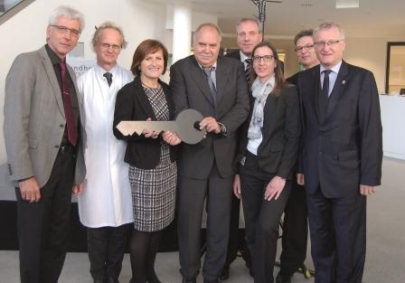 Bei der symbolischen Schlüsselübergabe im Foyer des neuen Eingangsgebäudes...