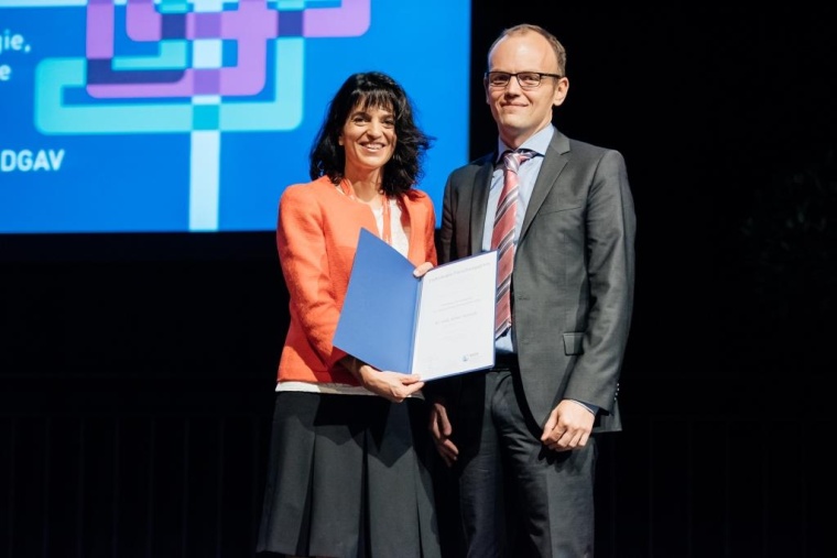 Prof. Dr. Andrea May überreicht Dr. Arthur Schmidt die Urkunde zum...