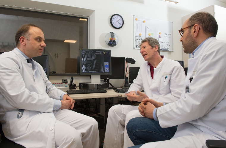 Patientenbesprechung im Echtzeit-Forschungs-MRT: Priv.-Doz. Dr. Alexander...