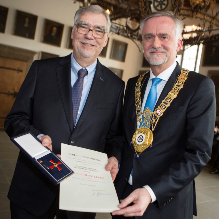 Photo: Verdienstkreuz für Prof. Dr. Winfried Hardinghaus