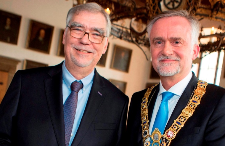 Prof. Dr. Winfried Hardinghaus (links) hat das Verdienstkreuz 1. Klasse des...