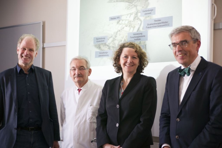 Peter Mack (Staatliches Bauamt, Bereich Universitätsbau) und Vertreter des...