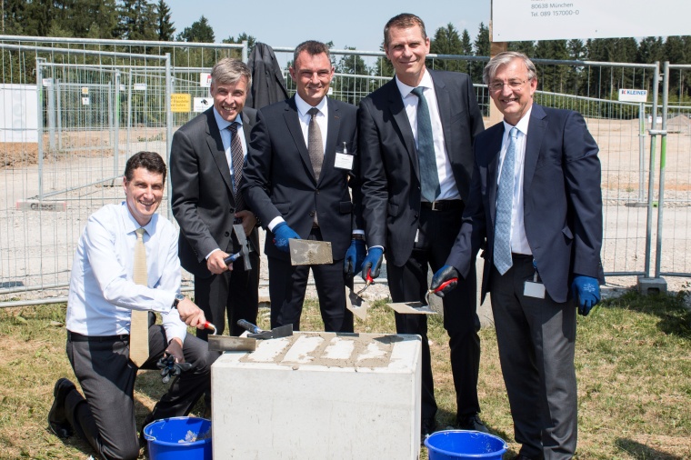 v.l.n.r.: Dr. Axel Kaufmann (Vorstand Kaufmännischer Bereich), Dr. Peter...
