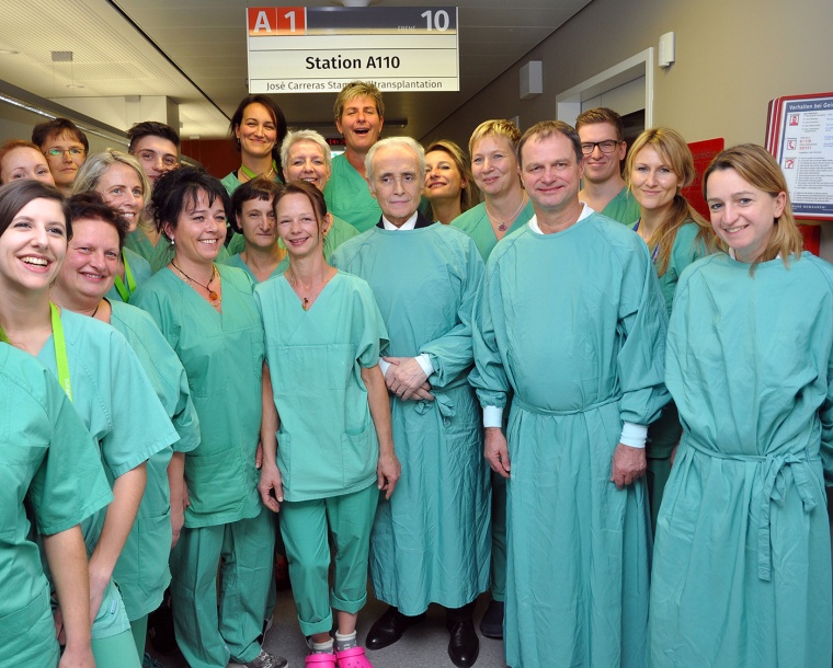 José Carreras mit Mitarbeitern der neuen Stammzelltransplantationseinheit am...