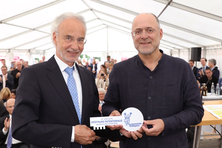 Architekt Manfred Blasch (r.) übergibt symbolisch den Schlüssel an Prof. Dr....