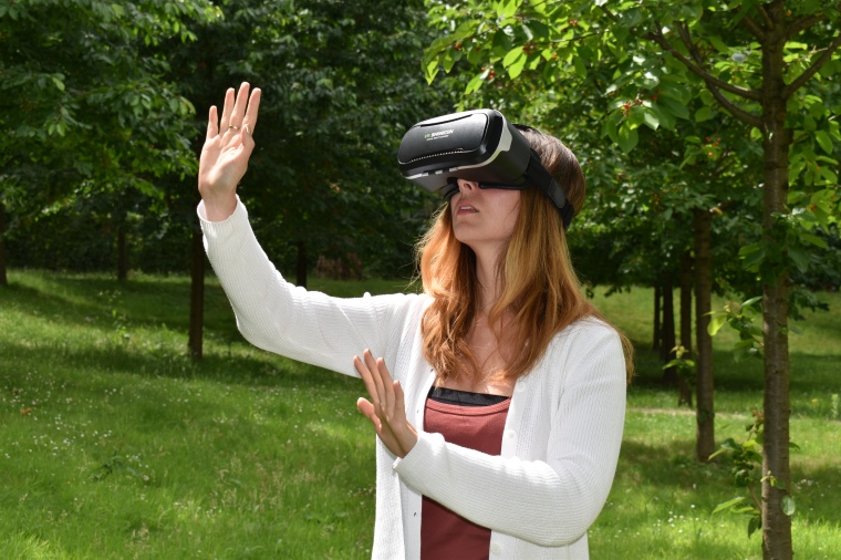 Volontärin Lisa Cathrin Müller, trägt eine VR-Brille.