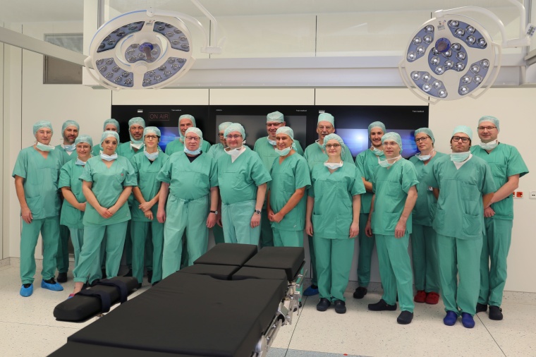 Geschäftsführung und am OP-Neubau beteiligte Mitarbeiter der...