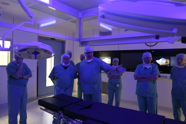 Blaues Licht ist bei endoskopischen Eingriffen von Vorteil, da es weniger...