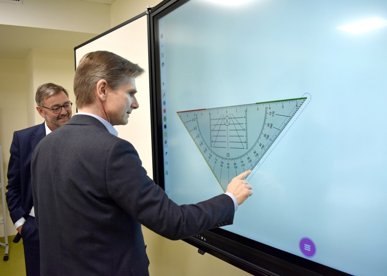 Modernste digitale Ausstattung: Krankenhausdirektor Bernhard Ziegler (li.) und...