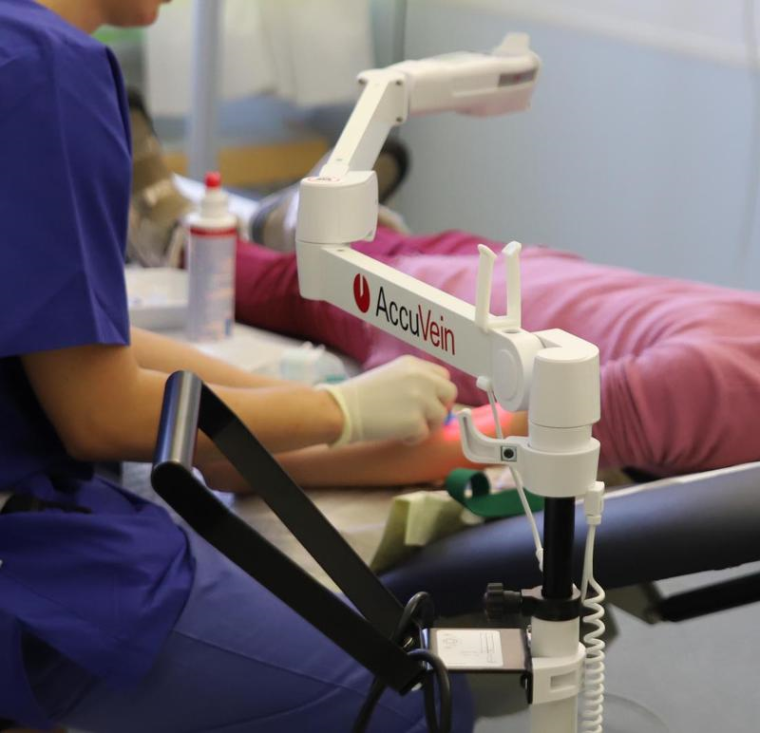 Mit Hilfe des neuen Venensuchgeräts können die Mediziner und Pflegekräfte...