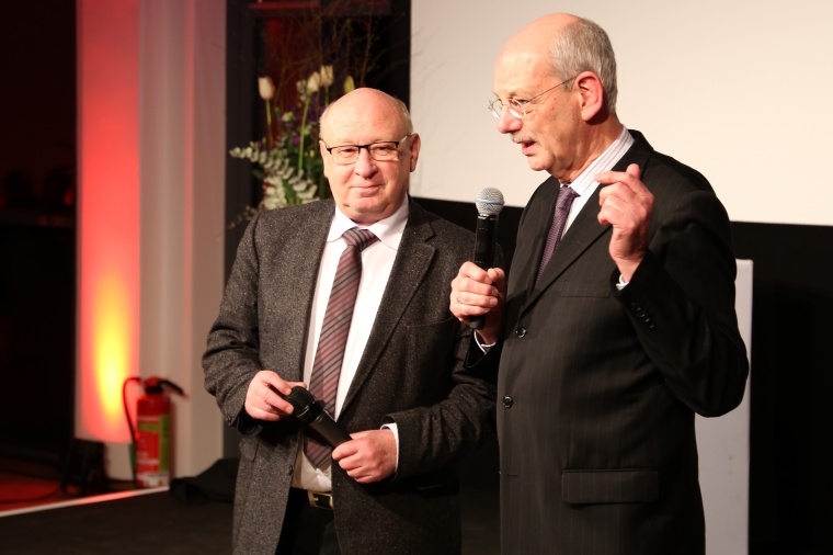 Landrat Wolfgang Schuster (links), Vorsitzender des Aufsichtsrats der...