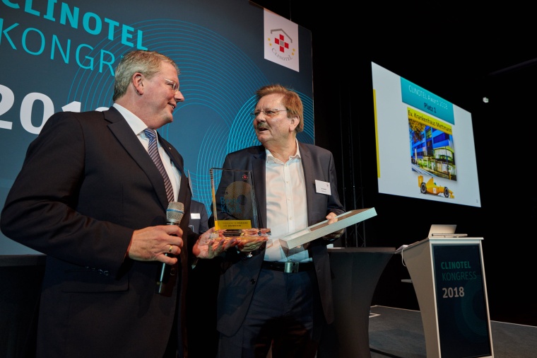 Udo Beck überreicht Bernd Huckels (rechts) den Clinotel Award Beste Klinik