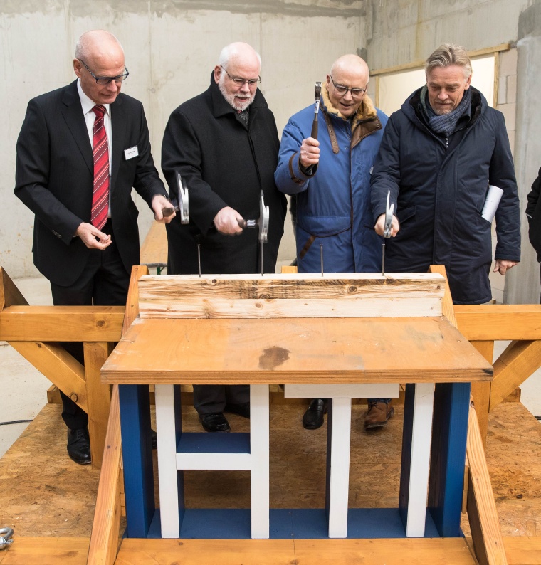 Hämmerten mit Freude für die Richtkrone (v.l.n.r.): Dr. Rainer Brase,...