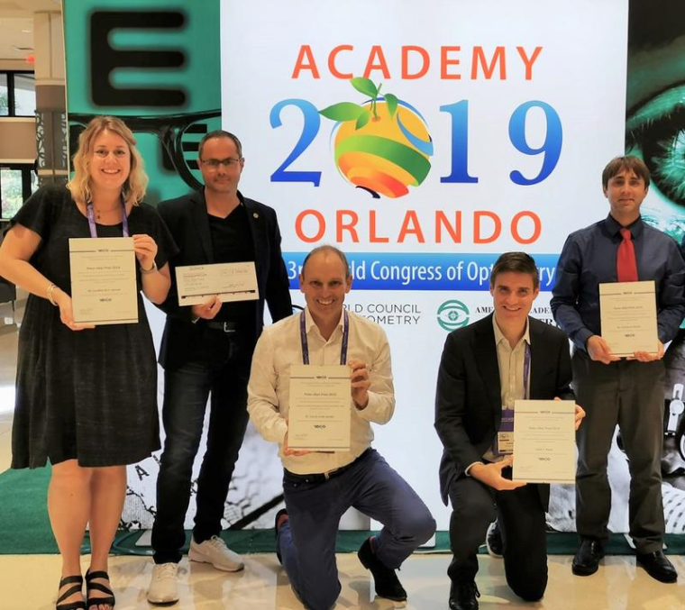 Preisverleihung auf der American Academy Tagung in Orlando, v. l.: Dr. Carolina...