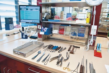 Konzentration auf große Siebe: ZVSA-Mitarbeiter der Damp-Kliniken widmen sich...