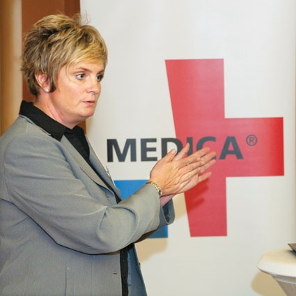 Karen Hall, Mikrobiologin bei Dyson, präsentierte das Gerät auf der Medica...