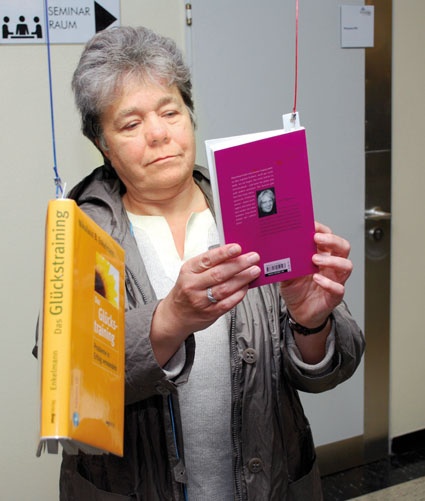 Buch To Go: In Augenhöhe hängen Bücher im Wartebereich der Klinik von der...