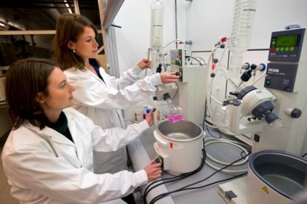 Vorbereitung der temperatur-sensiblen Liposome im Labor (Foto: Philips/TU...