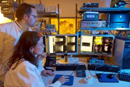 Kontrolle der lokalen Medikamenten-Abgabe an der Auswertekonsole des MR-HIFU...