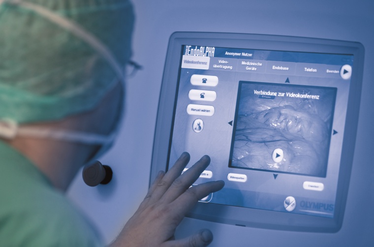 Videokonferenz mit Touch Screen Monitor im High Tech OP