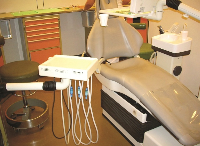 Eine Zahnbehandlungseinheit zeichnet sich durch viele Verbindungen, Ventile und...