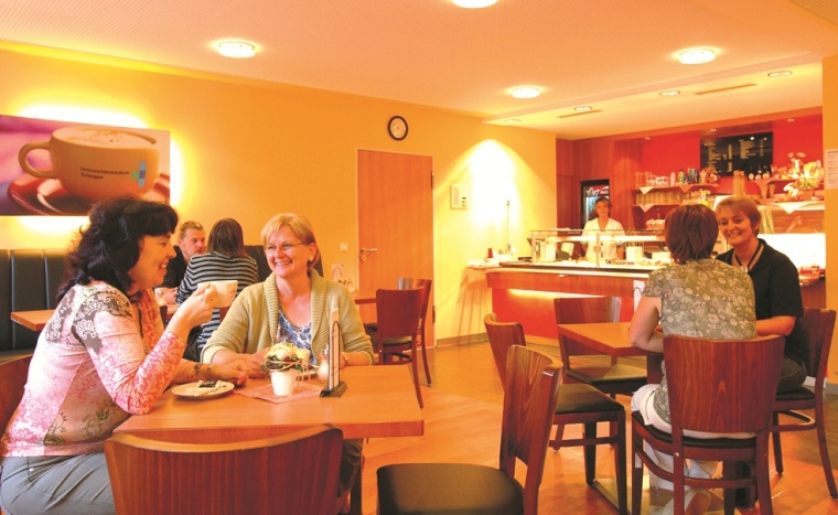 Das Farbkonzept in warmen Rot-Braun-Tönen unterstützt die angenehme...