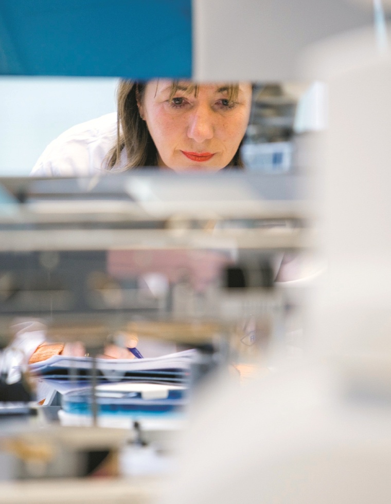 Roche-Mitarbeiterin am cobas 6000-Analysegerät