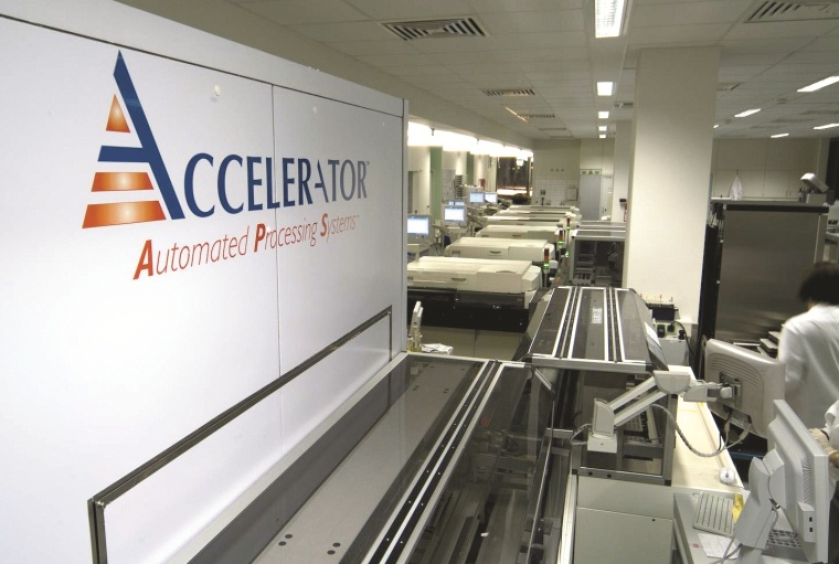 Im Zentrallabor Universitätsklinikum Mainz sorgt die vollautomatische 18 m...