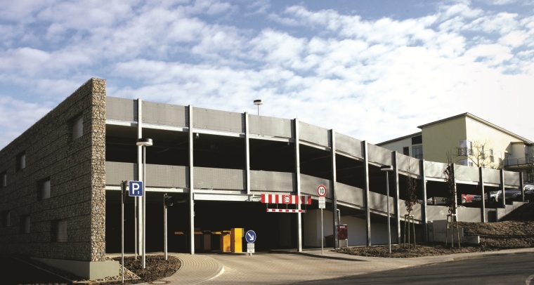 Das Parkdeck, gebaut von der Osnabrücker Köster AG, fügt sich harmonisch auf...