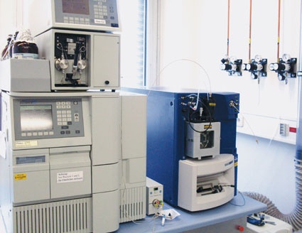 LC-MS-System (Waters Quattro micro). LInks HPLC-System, rechts MS/MS-System.