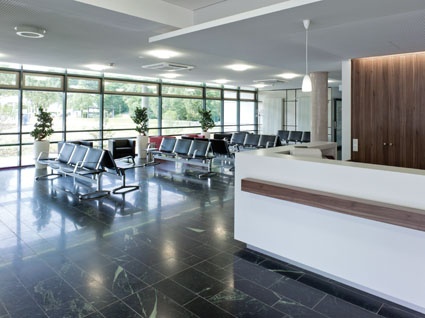 Großzügige Eingangshalle in modern anmutender Eleganz(Foto: Haid + Partner...