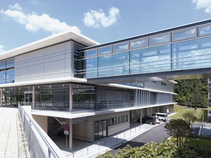 Das neue Herz-Gefäß-Zentrum: Eine Brücke bindet es an das Hauptgebäude des...