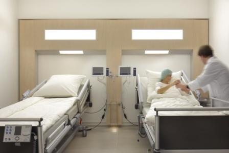 Das von Zumtobel neu entwickelte integrierte medizinische Wandsystem kann in...