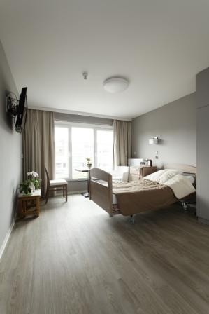 In Patientenzimmern lässt sich durch warme Holztöne für ein wohnliches...