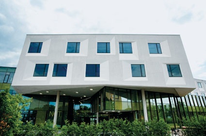 Die Fenster des verputzten Baukörpers haben innen ausgeprägte...