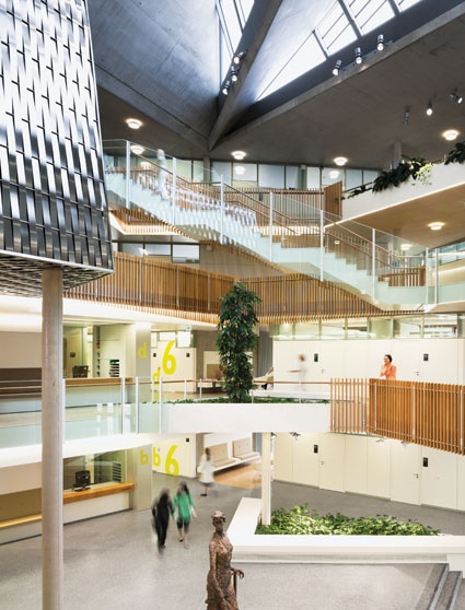 Im Licht des einladend gestalteten Atrium begegnen sich Mitarbeiter, Patienten...