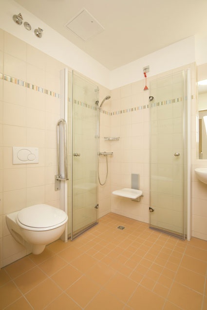 Große Walk-in-Duschen erfüllen die Ansprüche an barrierefreies Bauen und...