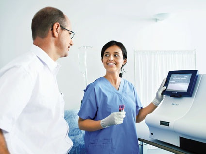 Teil des POCT-Konzepts ist die Vor-Ort-Analyse von Laborparametern, die zur...