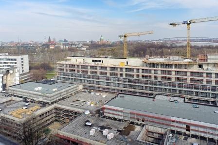 Ansicht von Südwest mit Blick auf die City Hannover. Im Vordergrund der zwei...