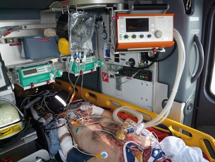 Abb. 1: Beatmung eines polytraumatisierten Patienten an der Unfallstelle...