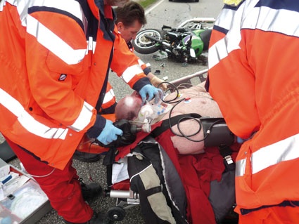 Abb. 2: Transport eines nach Trauma beatmeten Patienten im...