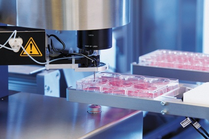 Abb. 2: Das Mikroskop arbeitet vollautomatisch von der Überführung der...