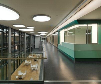 Öffentlicher Bereich entlang der Magistrale (Foto: Jörg Schöner).